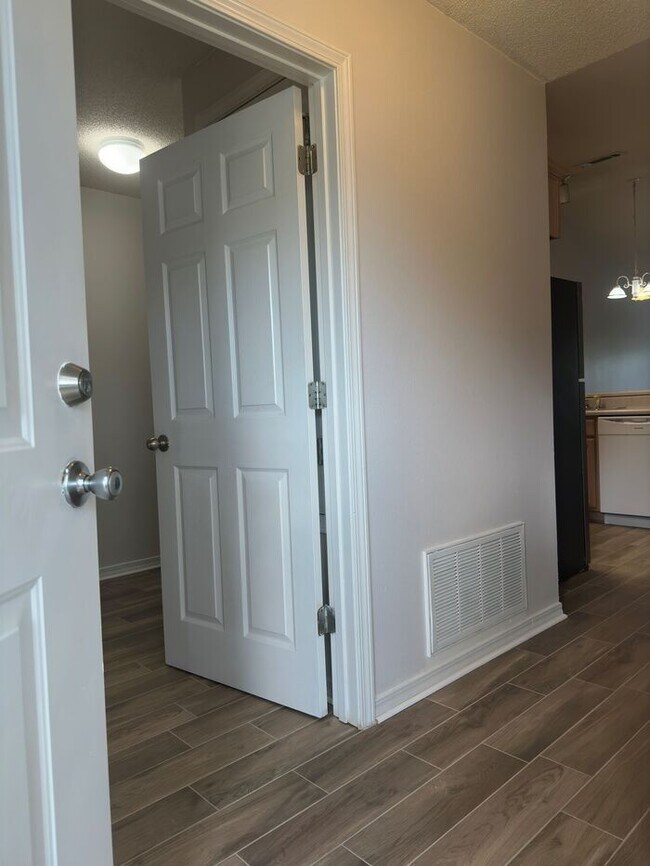Building Photo - 7970 Stonebrook Dr