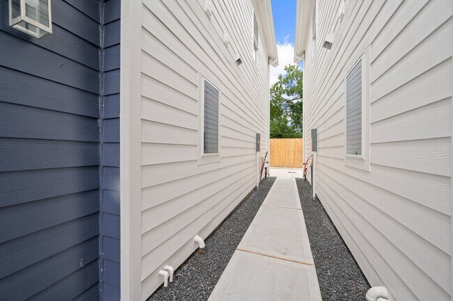 Building Photo - 833 Paul Quinn St