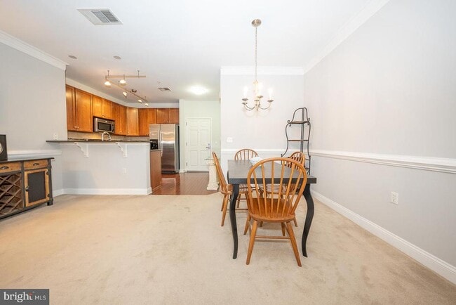 Building Photo - 300 W Elm St