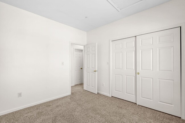 Building Photo - 2 Bed 1.5 Bath - Germantown Condo - Attach...