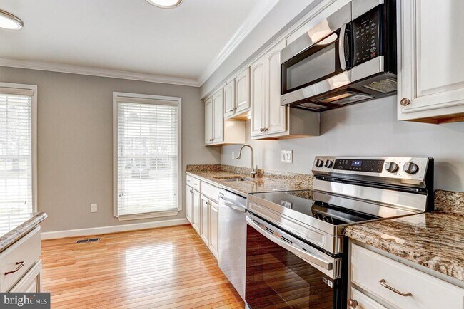 Building Photo - 41 Battersea Bridge Ct