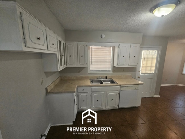 Building Photo - 3373 S Mendenhall Rd