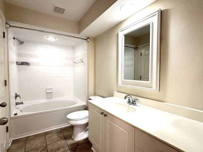 Building Photo - 1 Bed/1 Bath Condo. You'll Love This Commu...