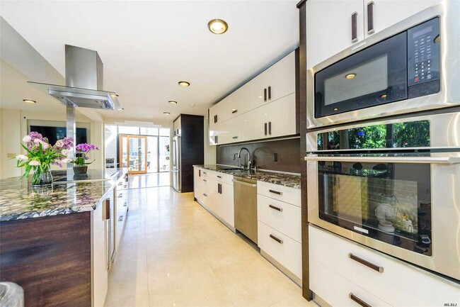 Building Photo - 197 Granada St