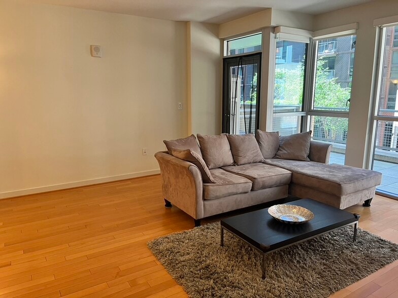 Building Photo - 1025 First St SE