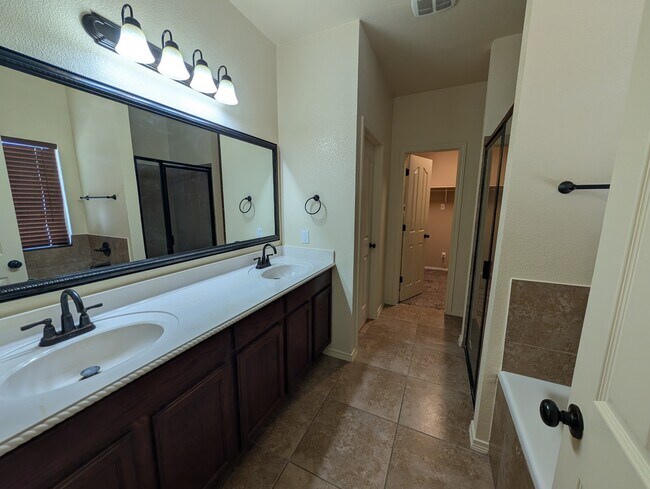 Building Photo - 5604 New Castle Ct