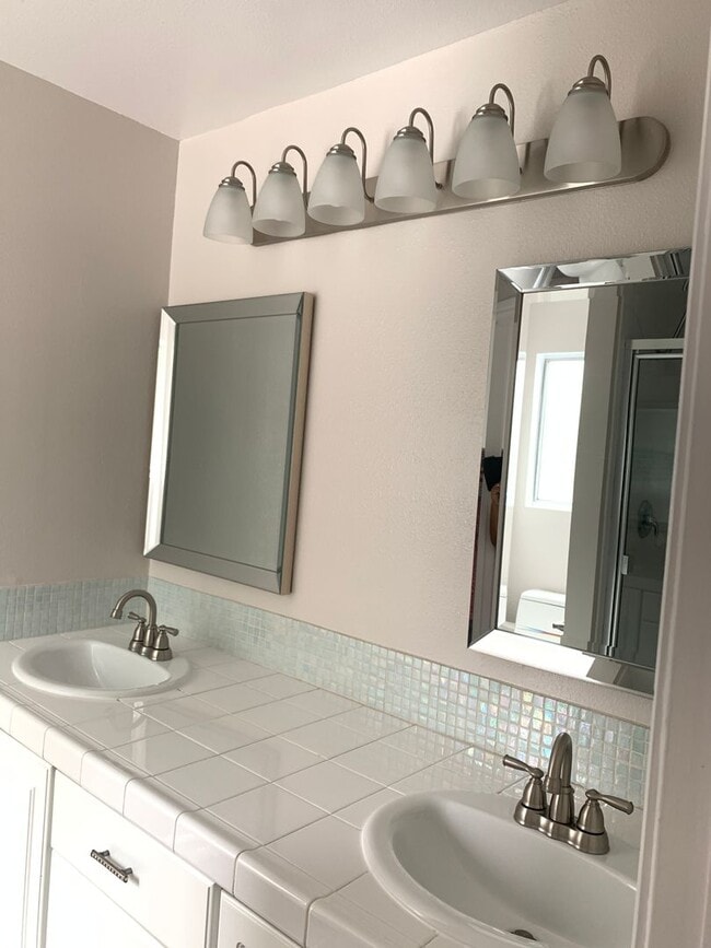 Building Photo - 2 Bedroom 2 Bath Condo with Pool and Hot T...