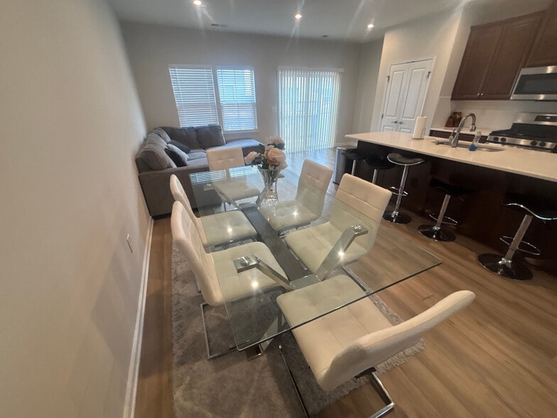 Building Photo - Room in Townhome on Poplar Leaf Way