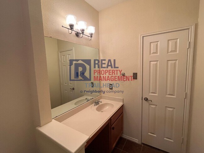 Building Photo - Spacious Single Story Home in a Great Loca...