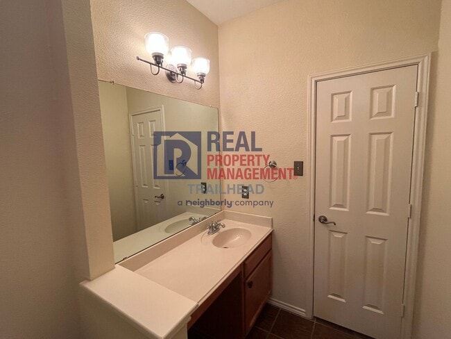 Building Photo - Spacious Single Story Home in a Great Location!