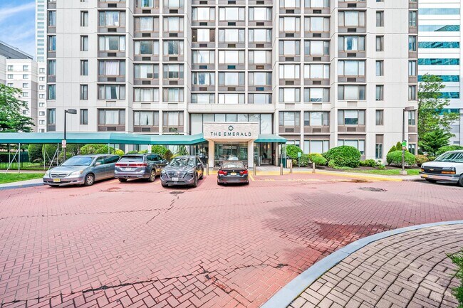 Building Photo - 45 River Dr S