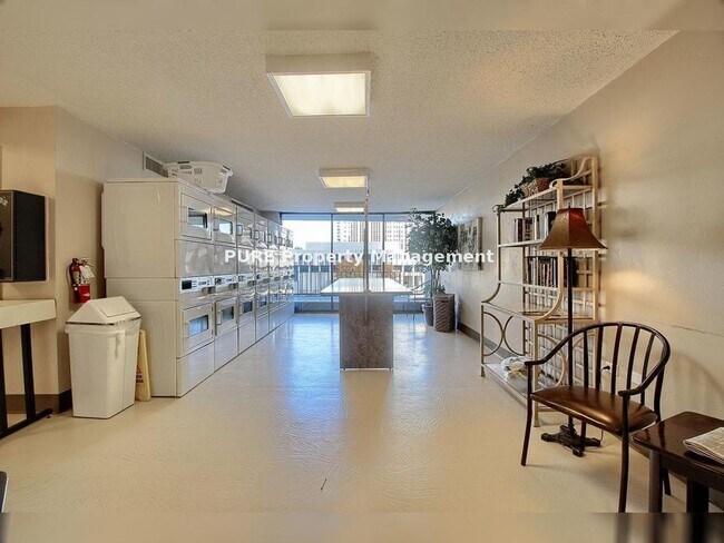 Building Photo - Large furnished studio apartment!