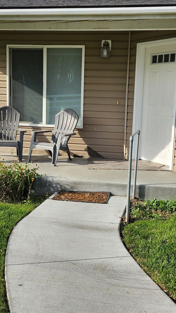Building Photo - 2 bed 1 bath home in the country with park...