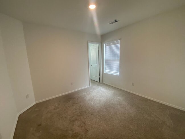 Building Photo - 4 Bedroom, 2 Bathroom home in Valley View School District!