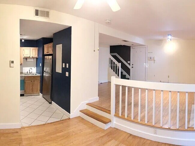 Building Photo - Spacious 2 BED 1.5 BATH Condo rental close to Quincy Center!
