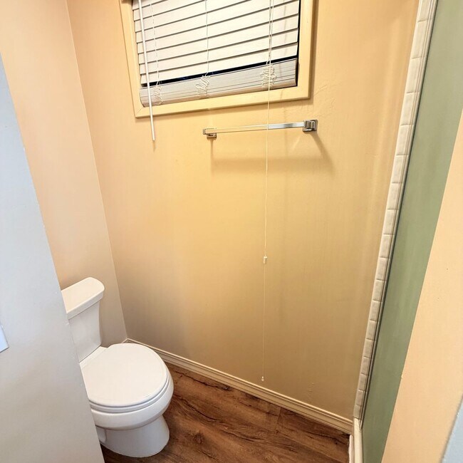 Building Photo - 906 Summit Dr