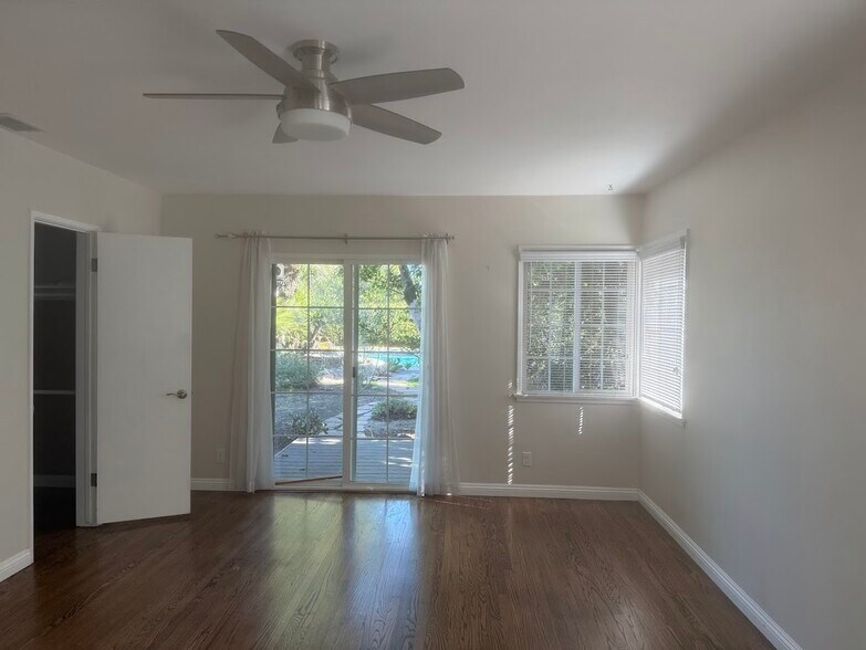 Primary bedroom - 8552 Woodley Ave