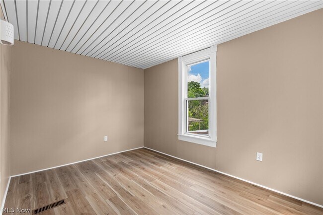 Building Photo - 118 Spring Ave