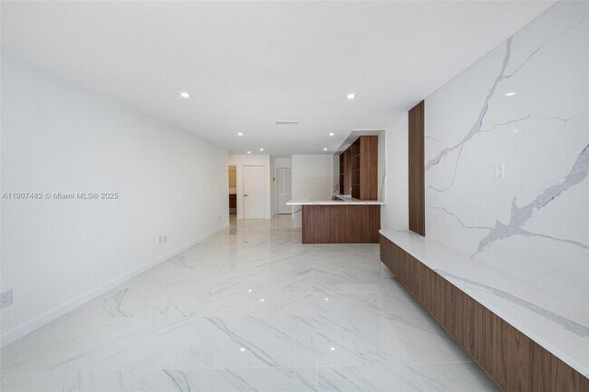 Building Photo - 242 Palm Ave