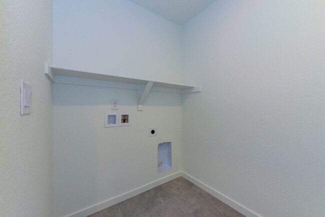Building Photo - Beautiful 4 bed, 3 bath Townhome with 2 car garage ready for move in!