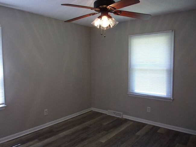 Building Photo - Spacious 2 Bedroom 1 Bath Duplex Minutes t...