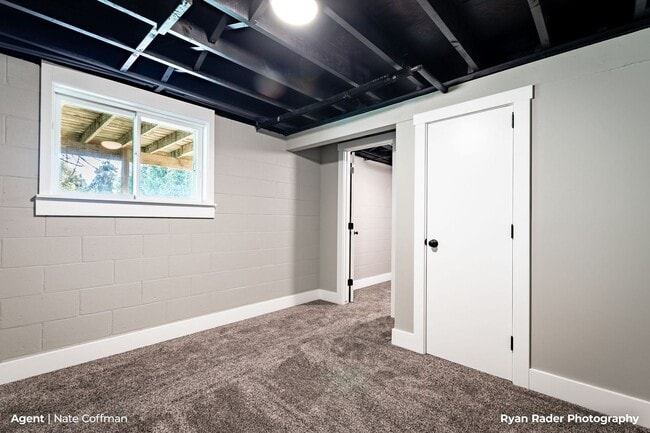 Building Photo - Downtown Rockford Single Family Home on White Pine Trail