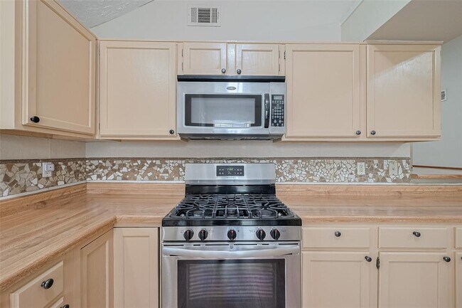 Building Photo - 6907 Yardley Dr