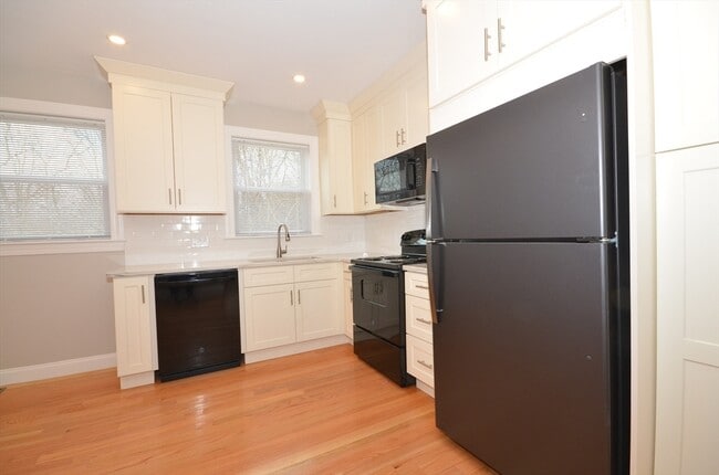 Building Photo - 18 Eaton Ave