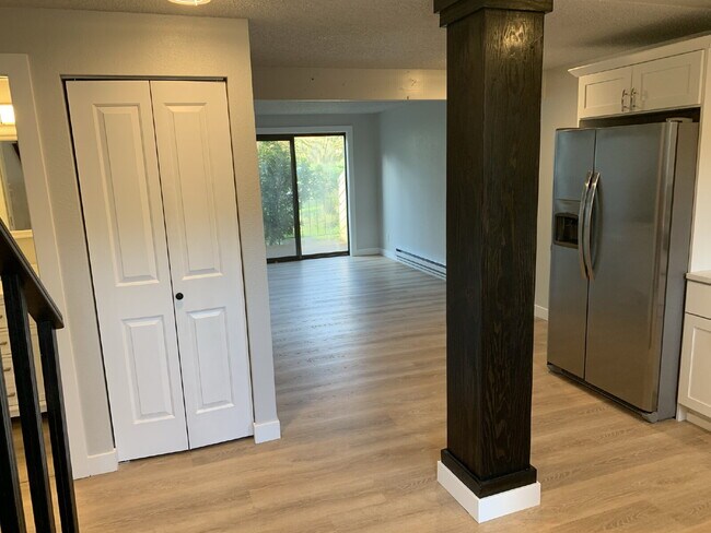 Building Photo - Townhome Available for Move-In!