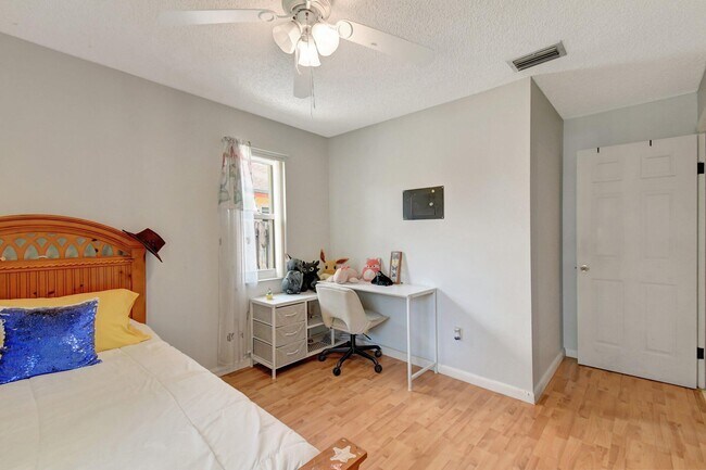 Building Photo - 5340 SW 115th Ave
