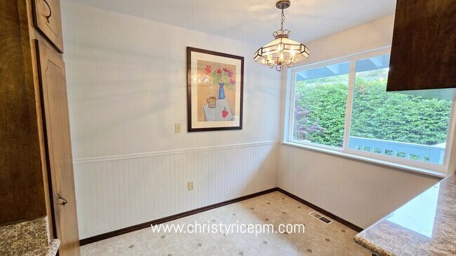 Building Photo - 13709 SE 23rd St