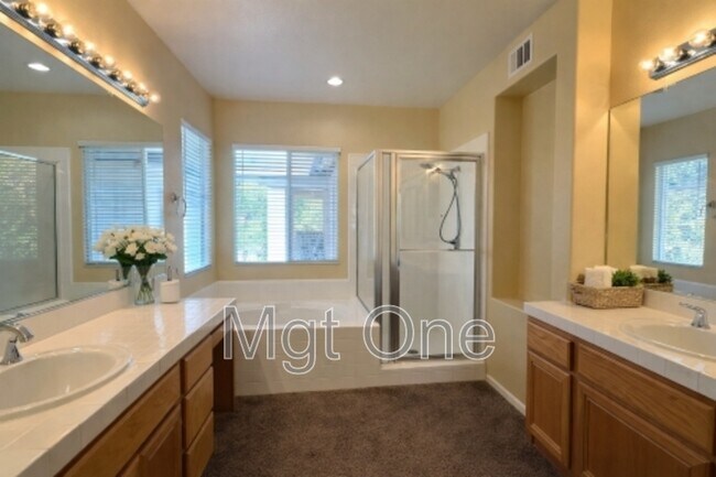 Building Photo - 7 Southern Hills Dr