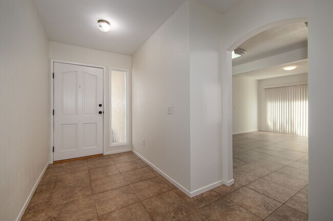 Building Photo - Updated 3 Bedroom Home in Quiet Street