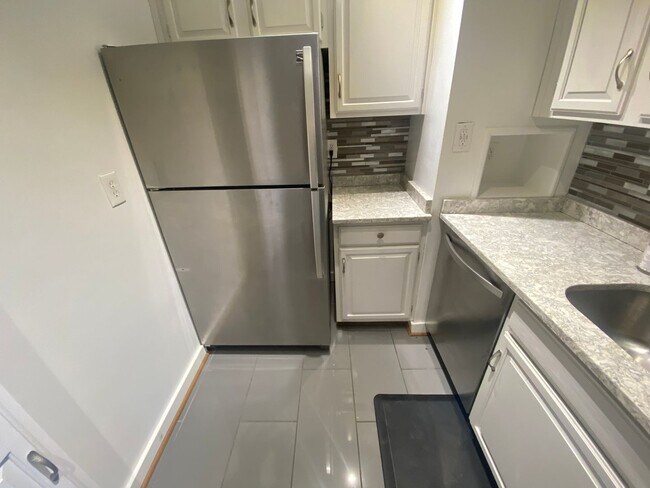 Building Photo - Updated One Bed One Bath Just a block from...