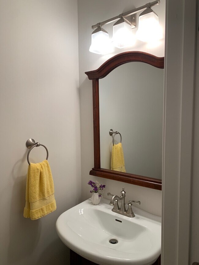 Building Photo - Elegant Townhome between Oakwood and Mordecai