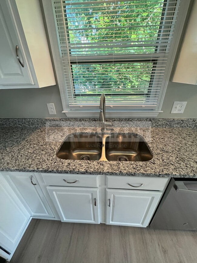 Building Photo - 105 Aster Pl
