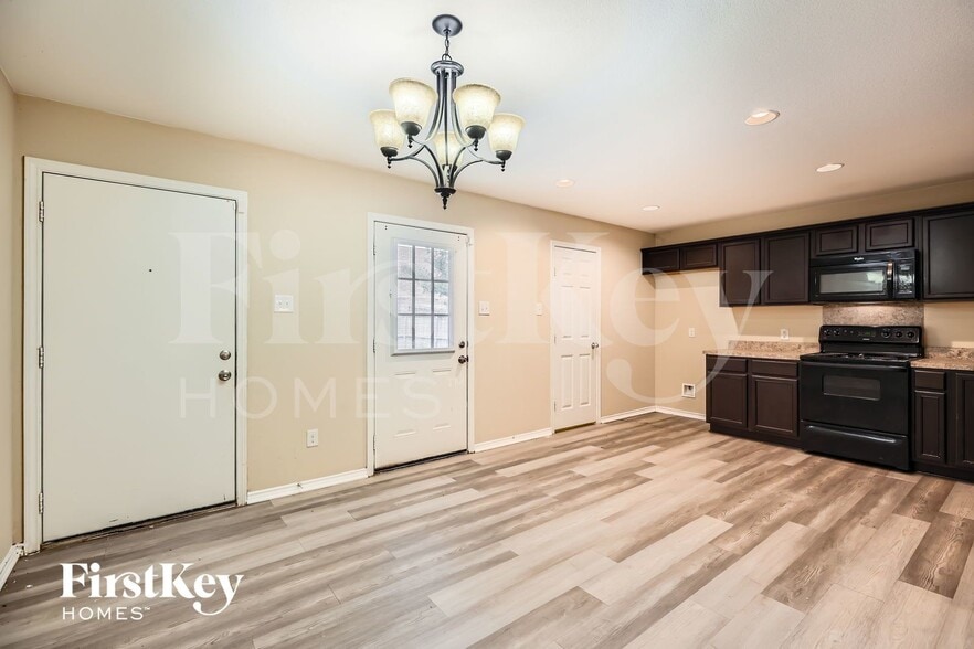 Building Photo - 1925 Cross Oaks Dr