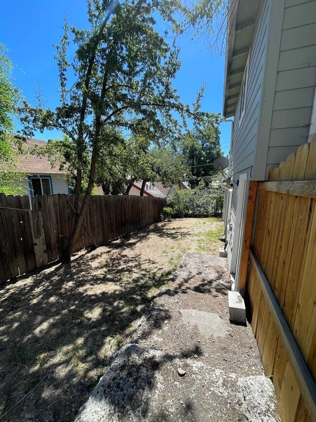 Building Photo - Awesome studio apt downtown with full kitc...