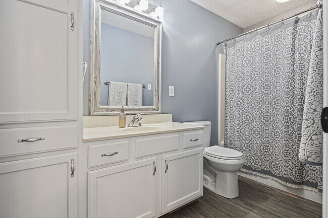 Building Photo - Bright & Spacious 3-Bedroom, 2 Full & 2 Half Bath in New Market