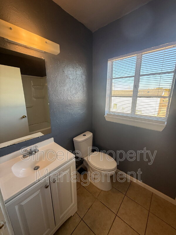 Building Photo - 1931 NE 25th St