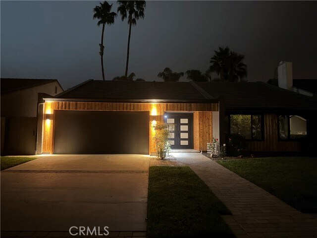 Building Photo - 15999 Via De Las Palmas