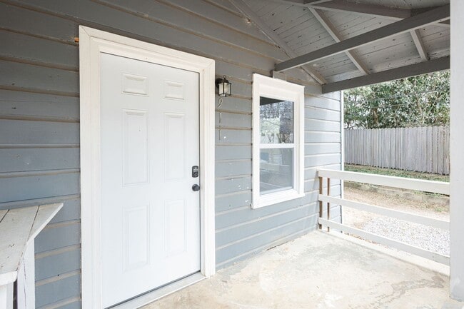 Building Photo - 911 Ray St