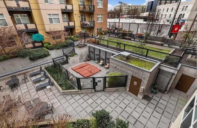 Building Photo - Enjoy comfort and luxury Seattle 1 bed/1 b...