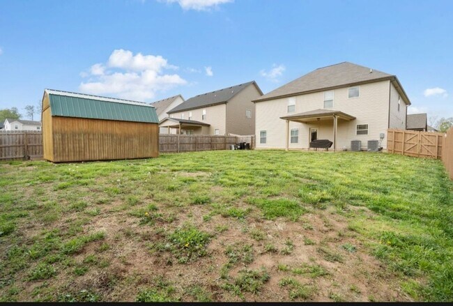 Building Photo - Spacious 5BR House in Clarksville