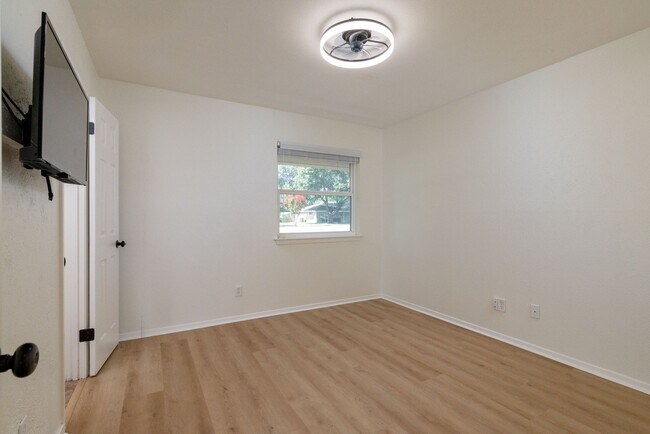 Building Photo - 2212 Ridge Ln