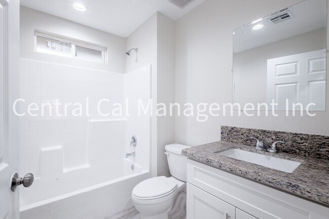 Building Photo - 1004 Padre St