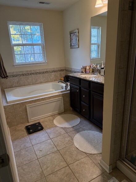 Building Photo - 624 Edison Dr