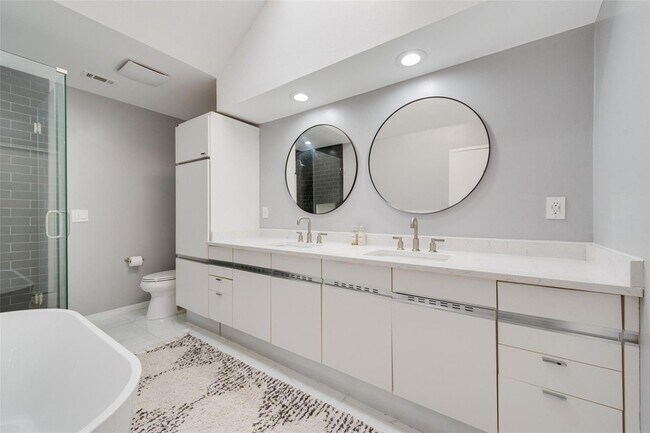 Building Photo - 5990 Lindenshire Ln