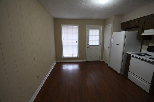 Building Photo - Charming 3BR/1BA Duplex in Convenient Location