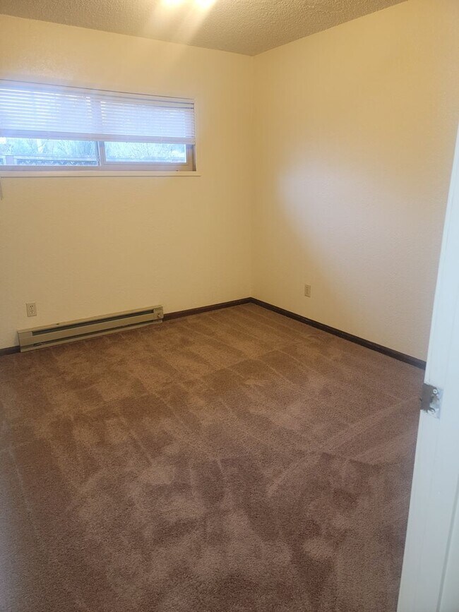 Building Photo - University Place 4 bedroom, 2 bath. Partially fenced yard